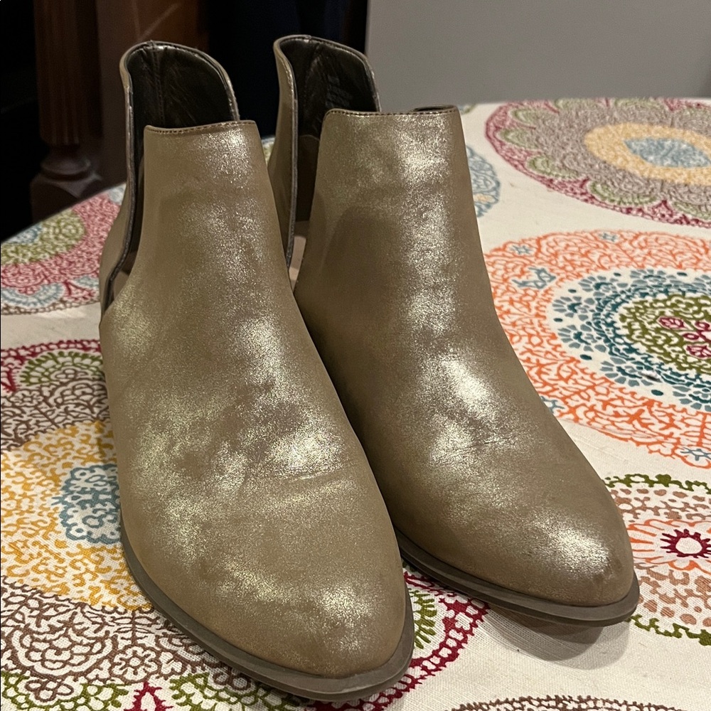 Shoe Dazzle Mariel Metallic Gold Ankle Boots size 10 women’s